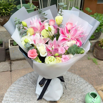 马鞍山9朵玫瑰混搭百合，爱恋纯真无邪